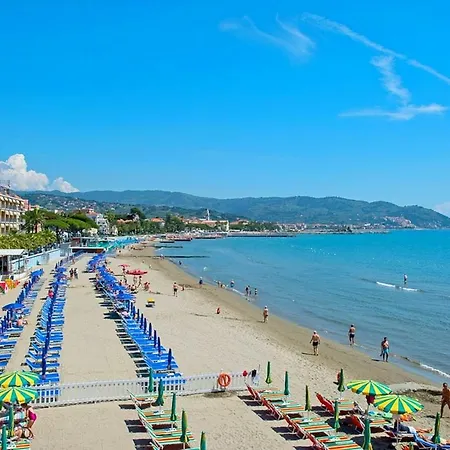 Casa Vacanza Marina, In Pieno Centro A Pochi Passi Dal Mare E Con Aria Condizionata! Diano Marina Exterior foto