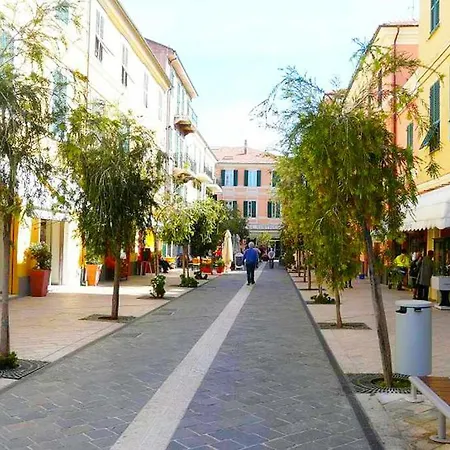 Casa Vacanza Marina, In Pieno Centro A Pochi Passi Dal Mare E Con Aria Condizionata! Diano Marina Exterior foto